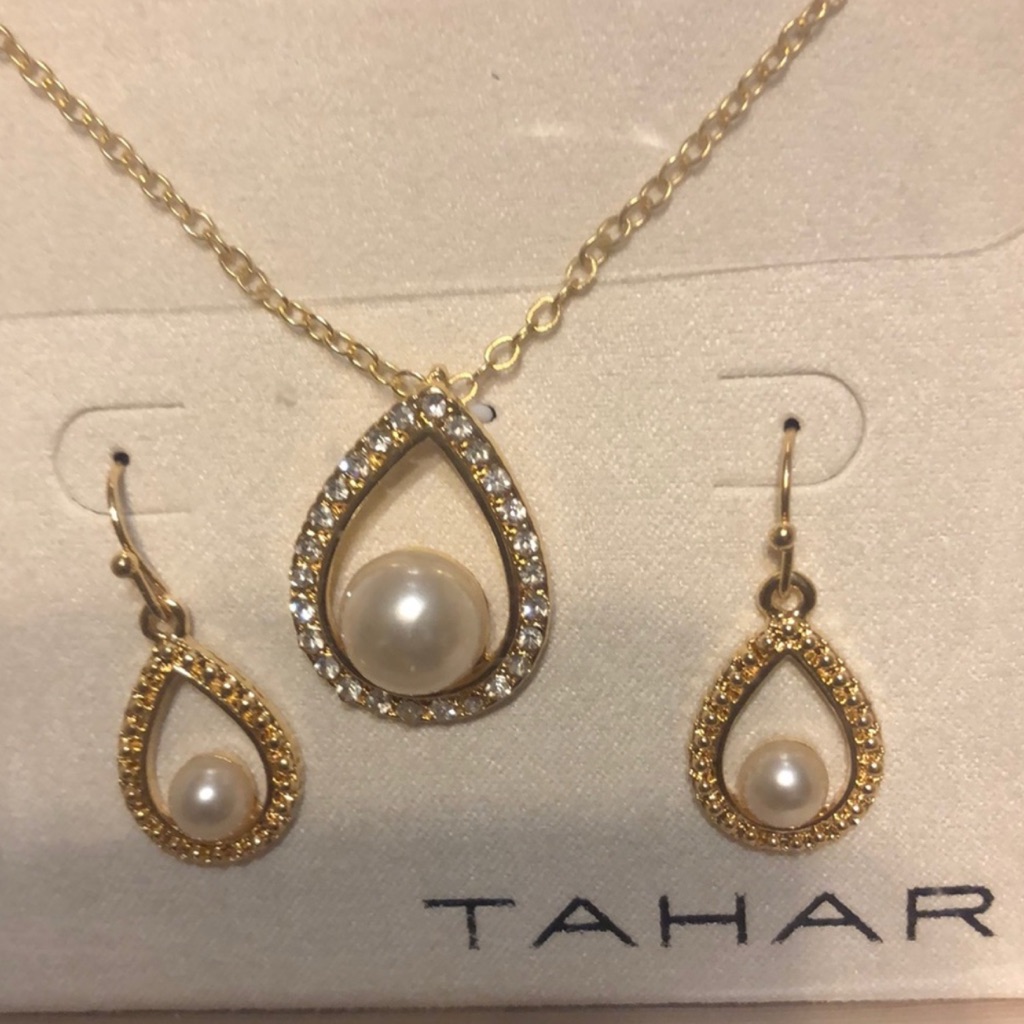 Tahari Gold And Pearl Jewelry Set